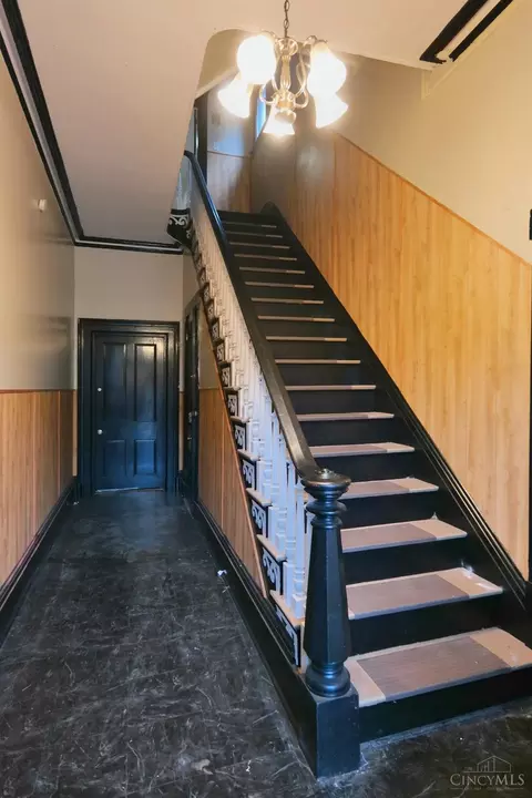 Entry Way - 1052 Marshall Ave, Cincinnati, OH 45225 photo 1 of 1