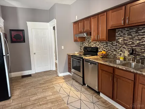 Kitchen - 278 Mcgregor Ave, Cincinnati, OH 45219 photo 2 of 4