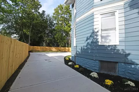 Exterior - 278 Mcgregor Ave, Cincinnati, OH 45219 photo 3 of 4