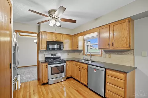 Kitchen - 3530 Oak Spring Dr, Hamilton, OH 45011 photo 4 of 5