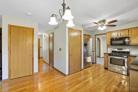 Entry Way - 3530 Oak Spring Dr, Hamilton, OH 45011 photo 2 of 2
