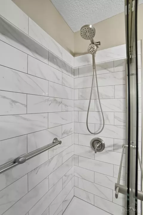 Bath - 3530 Oak Spring Dr, Hamilton, OH 45011 photo 5 of 6