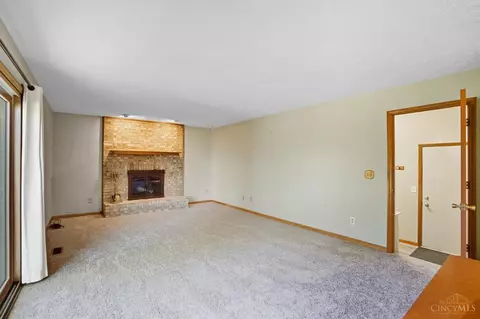 Living - 3530 Oak Spring Dr, Hamilton, OH 45011 photo 4 of 7