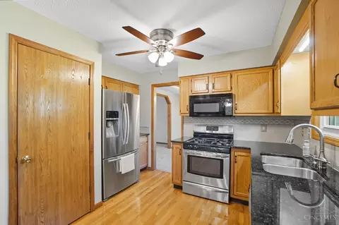 Kitchen - 3530 Oak Spring Dr, Hamilton, OH 45011 photo 3 of 5