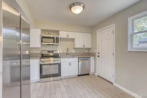 Kitchen - 833 Galbraith Rd, Cincinnati, OH 45231 photo 1 of 2