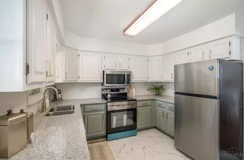 Kitchen - 10410 Maria Ave, Cincinnati, OH 45231 photo 2 of 2