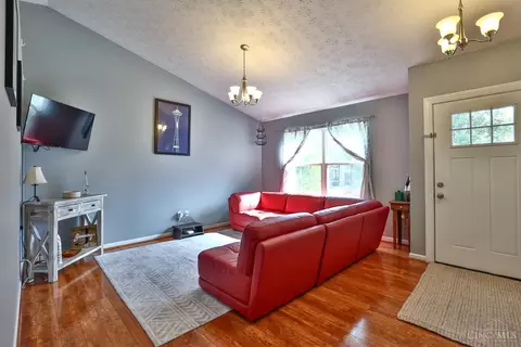 Entry Way - 5879 Eagle Creek Ct, Hamilton Township, OH 45039 photo 2 of 3