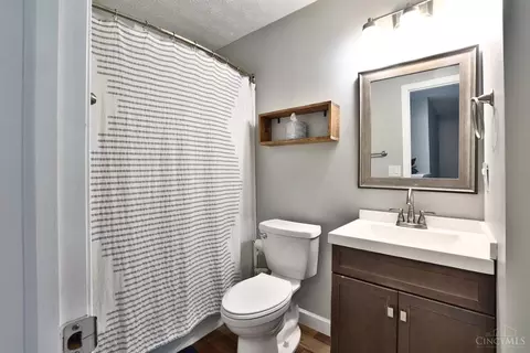 Bath - 5879 Eagle Creek Ct, Hamilton Township, OH 45039 photo 2 of 2