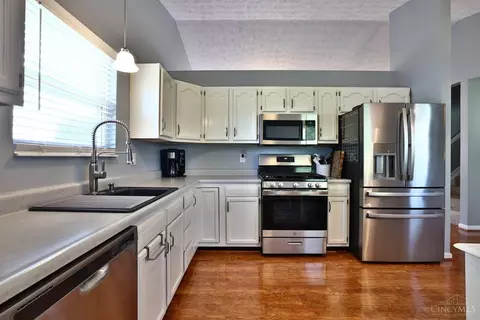 Kitchen - 5879 Eagle Creek Ct, Hamilton Township, OH 45039 photo 3 of 4