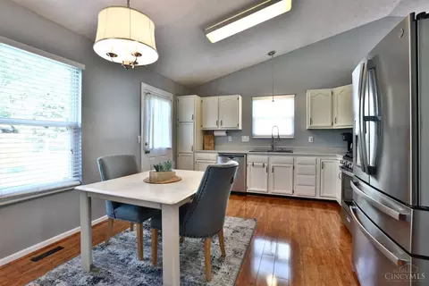 Kitchen - 5879 Eagle Creek Ct, Hamilton Township, OH 45039 photo 2 of 4