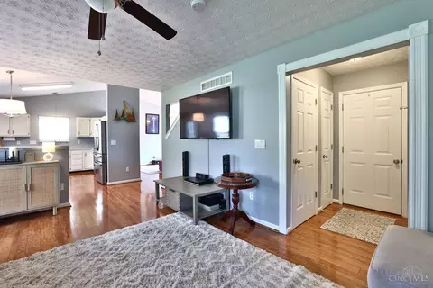 Entry Way - 5879 Eagle Creek Ct, Hamilton Township, OH 45039 photo 3 of 3