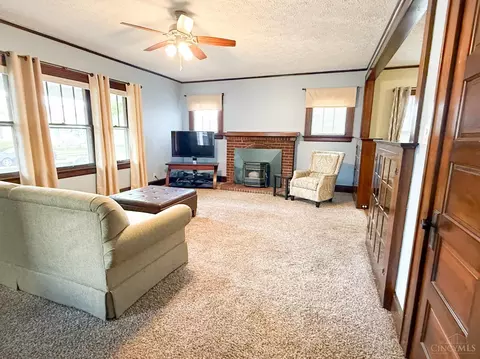 Living - 715 Corwin Ave, Hamilton, OH 45015 photo 2 of 9