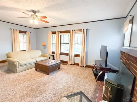 Living - 715 Corwin Ave, Hamilton, OH 45015 photo 5 of 9