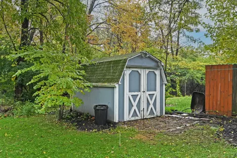 Exterior - 4322 Beechmont Dr, Cincinnati, OH 45244 photo 8 of 10