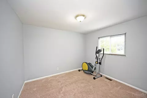 Bedroom - 4322 Beechmont Dr, Cincinnati, OH 45244 photo 4 of 9