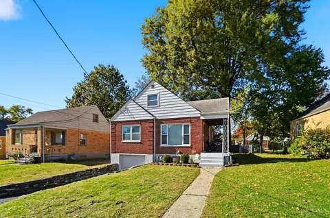 1015 Woodbriar Ln, Cincinnati, OH 45238