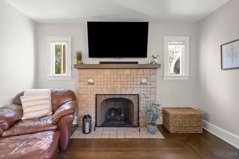 Living - 6515 Iris Ave, Cincinnati, OH 45213 photo 3 of 4
