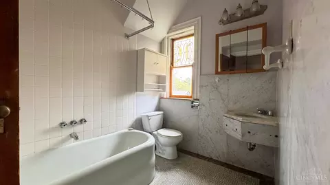 Bath - 2304 Upland Pl, Cincinnati, OH 45206 photo 2 of 9