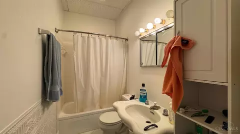 Bath - 2304 Upland Pl, Cincinnati, OH 45206 photo 7 of 9