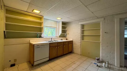 Kitchen - 2304 Upland Pl, Cincinnati, OH 45206 photo 6 of 8