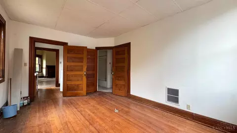 Bedroom - 2304 Upland Pl, Cincinnati, OH 45206 photo 2 of 18