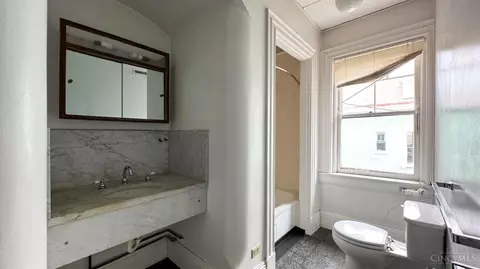 Bath - 2304 Upland Pl, Cincinnati, OH 45206 photo 3 of 9