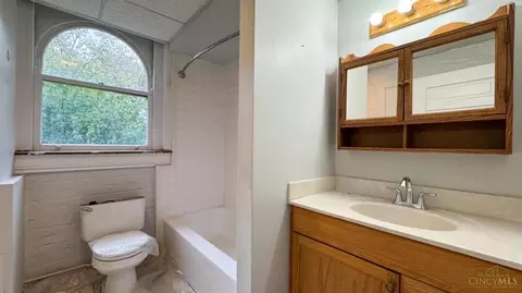 Bath - 2304 Upland Pl, Cincinnati, OH 45206 photo 6 of 9