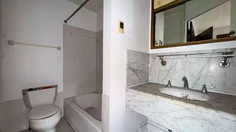Bath - 2304 Upland Pl, Cincinnati, OH 45206 photo 1 of 9