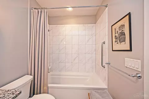 Bath - 6901 Murray Ave, Mariemont, OH 45227 photo 5 of 5