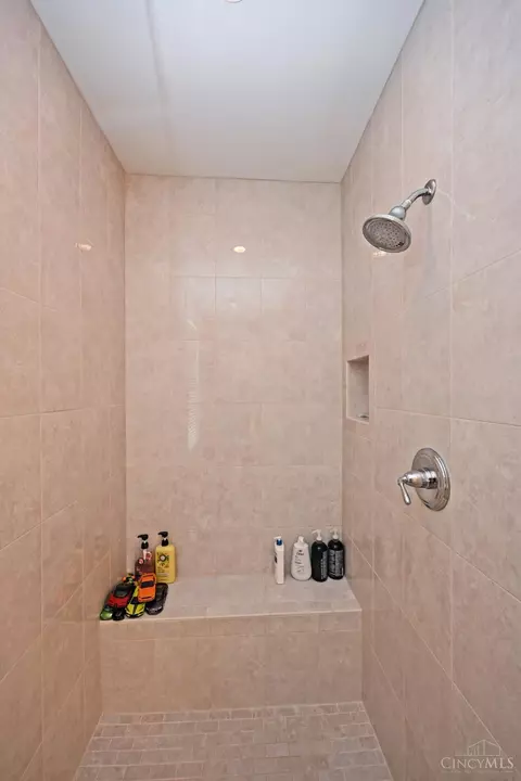 Bath - 6901 Murray Ave, Mariemont, OH 45227 photo 3 of 5