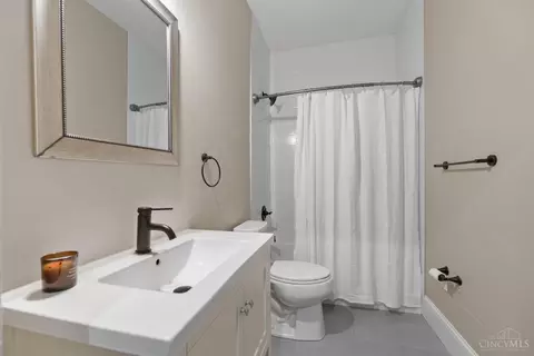 Bath - 1545 Pullan Ave, Cincinnati, OH 45223 photo 3 of 3