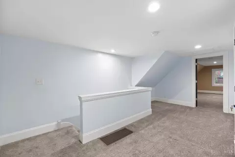 Entry Way - 1545 Pullan Ave, Cincinnati, OH 45223 photo 3 of 4
