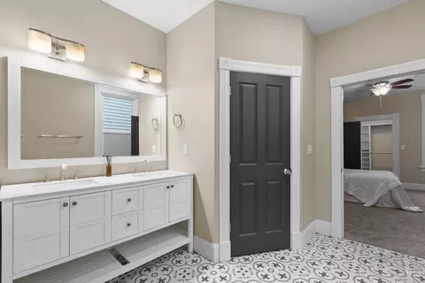 Entry Way - 1545 Pullan Ave, Cincinnati, OH 45223 photo 1 of 4