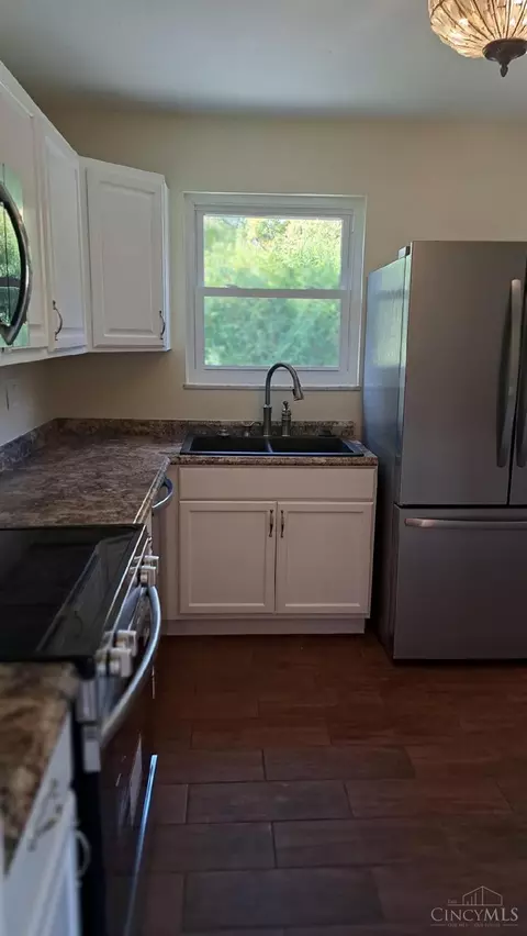 Kitchen - 11685 Hamlet Rd, Forest Park, OH 45240 photo 3 of 3