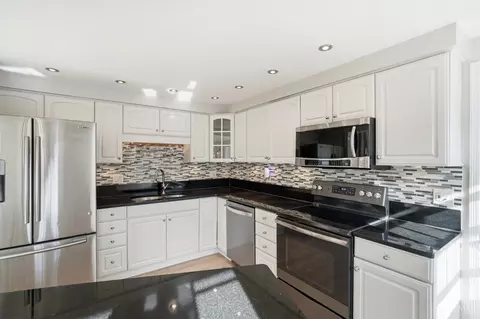 Kitchen - 3590 Simpson Trce, Maineville, OH 45039 photo 4 of 5