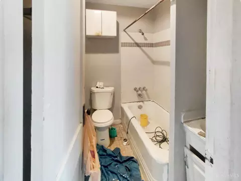 Bath - 1440 Manss Ave, Cincinnati, OH 45205 photo 1 of 2