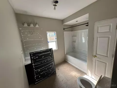 Bath - 435 Purcell Ave, Cincinnati, OH 45205 photo 1 of 1