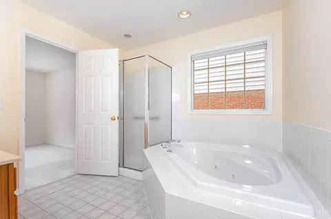 Bath - 5673 Samver Rd, Cincinnati, OH 45239 photo 2 of 4