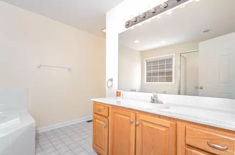 Bath - 5673 Samver Rd, Cincinnati, OH 45239 photo 1 of 4