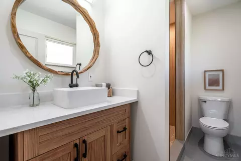 Bath - 8693 Mockingbird Ln, Cincinnati, OH 45231 photo 3 of 7
