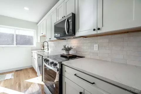 Kitchen - 8693 Mockingbird Ln, Cincinnati, OH 45231 photo 2 of 6