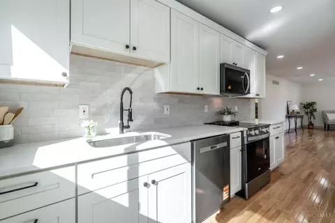 Kitchen - 8693 Mockingbird Ln, Cincinnati, OH 45231 photo 1 of 6