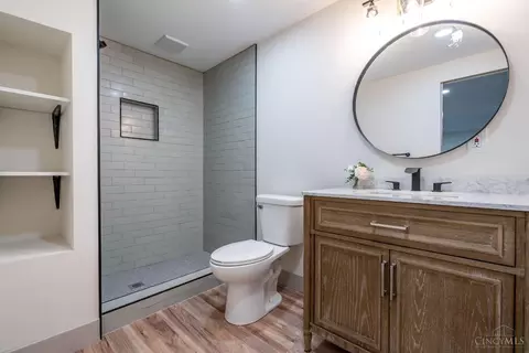 Bath - 8693 Mockingbird Ln, Cincinnati, OH 45231 photo 6 of 7