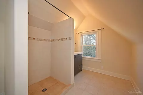 Bath - 1535 Pullan Ave, Cincinnati, OH 45223 photo 5 of 8