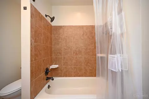 Bath - 1535 Pullan Ave, Cincinnati, OH 45223 photo 3 of 8