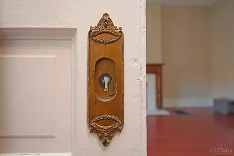 Entry Way - 1535 Pullan Ave, Cincinnati, OH 45223 photo 3 of 4