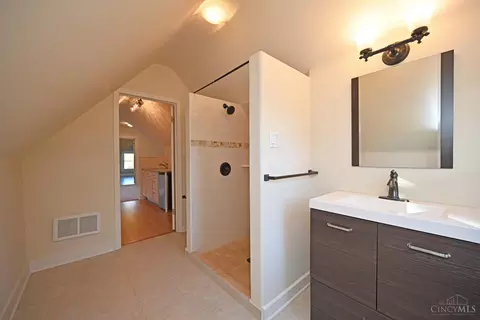 Bath - 1535 Pullan Ave, Cincinnati, OH 45223 photo 7 of 8