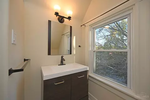 Bath - 1535 Pullan Ave, Cincinnati, OH 45223 photo 6 of 8