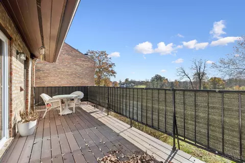 Exterior - 29 Stillmeadow Dr, Cincinnati, OH 45245 photo 2 of 8