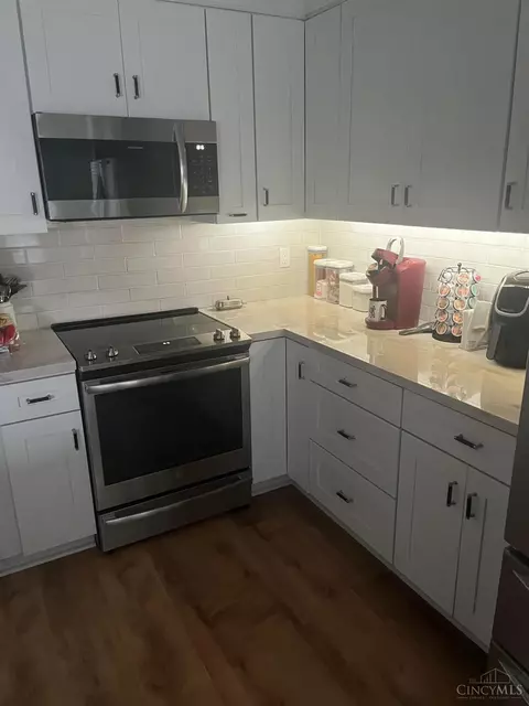 Kitchen - 3847 Arbor Green Dr, Cincinnati, OH 45255 photo 2 of 3